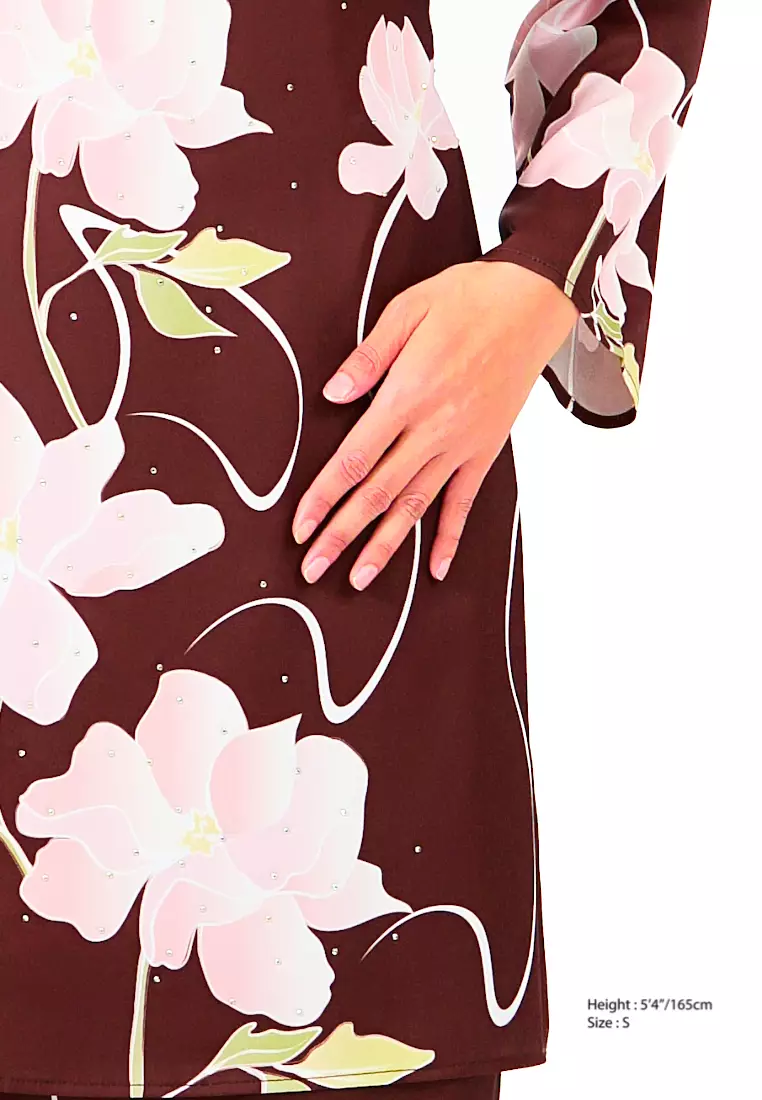 Brown Floral Kurung – Timeless Elegance - Image 2